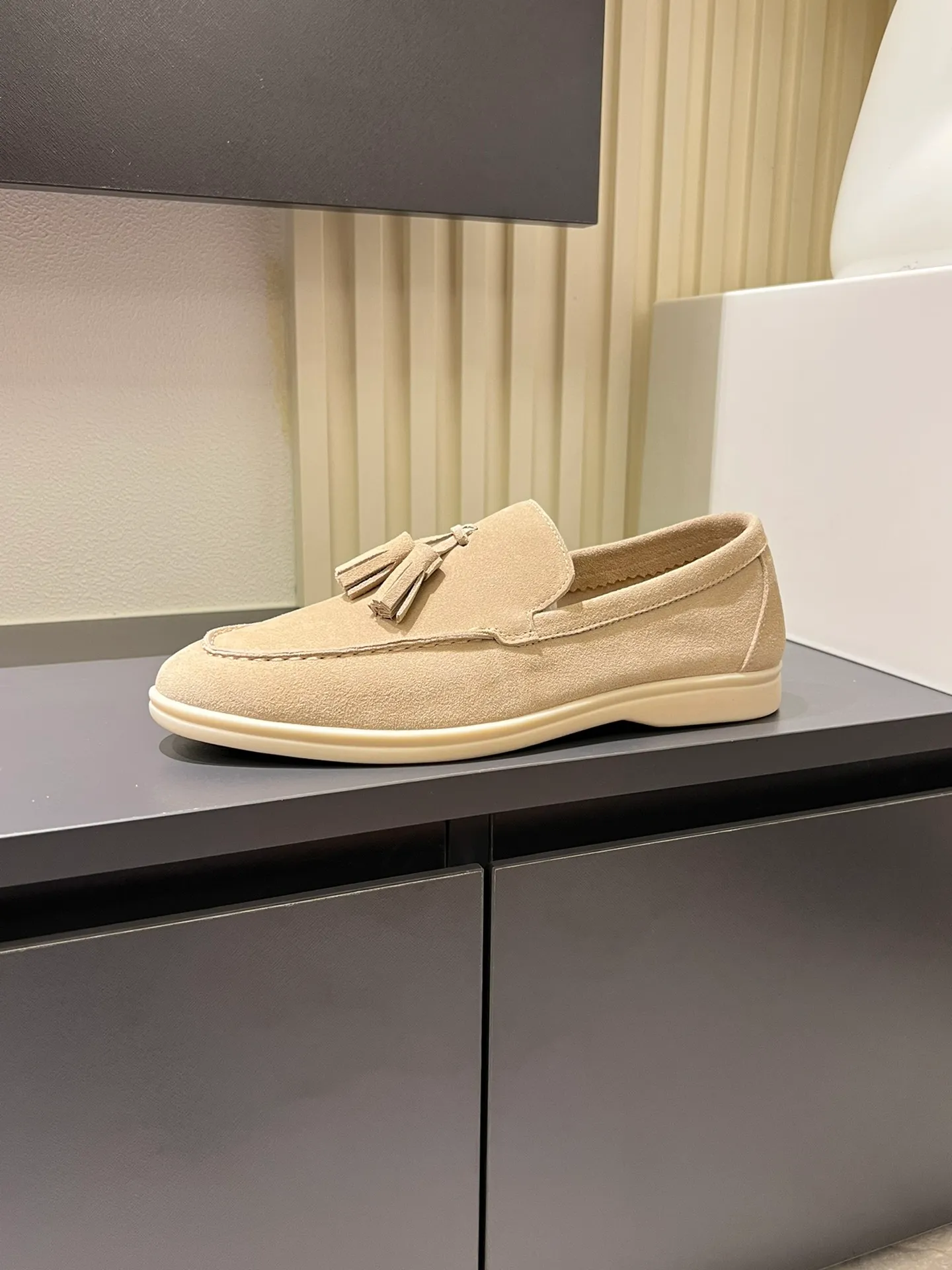 Men's shoes 💰p360 "Loro men's shoes 💰pian'*" Classic L men's shoes for couples 💰p Top version British flat loafers, a must-have item in old money style, the minimalist design is eye-catching and durable, a plus point for dressing The soft foot feel and texture are outstanding. They don’t scratch your feet and are very nice. They are matched with soft and waxy soles. They can be worn daily for a long time without getting tired. They are easy to wear, versatile and classic items, with perfect foot feel and texture! Imported cashmere fabric, the lining is made of imported A-grade water-dyed cow lining, the top version of the genuine leather midsole is sewn with pure handmade mark thread! Size: Female 35-40 (34. Customized) Male 38-44 (45.46. Customized)